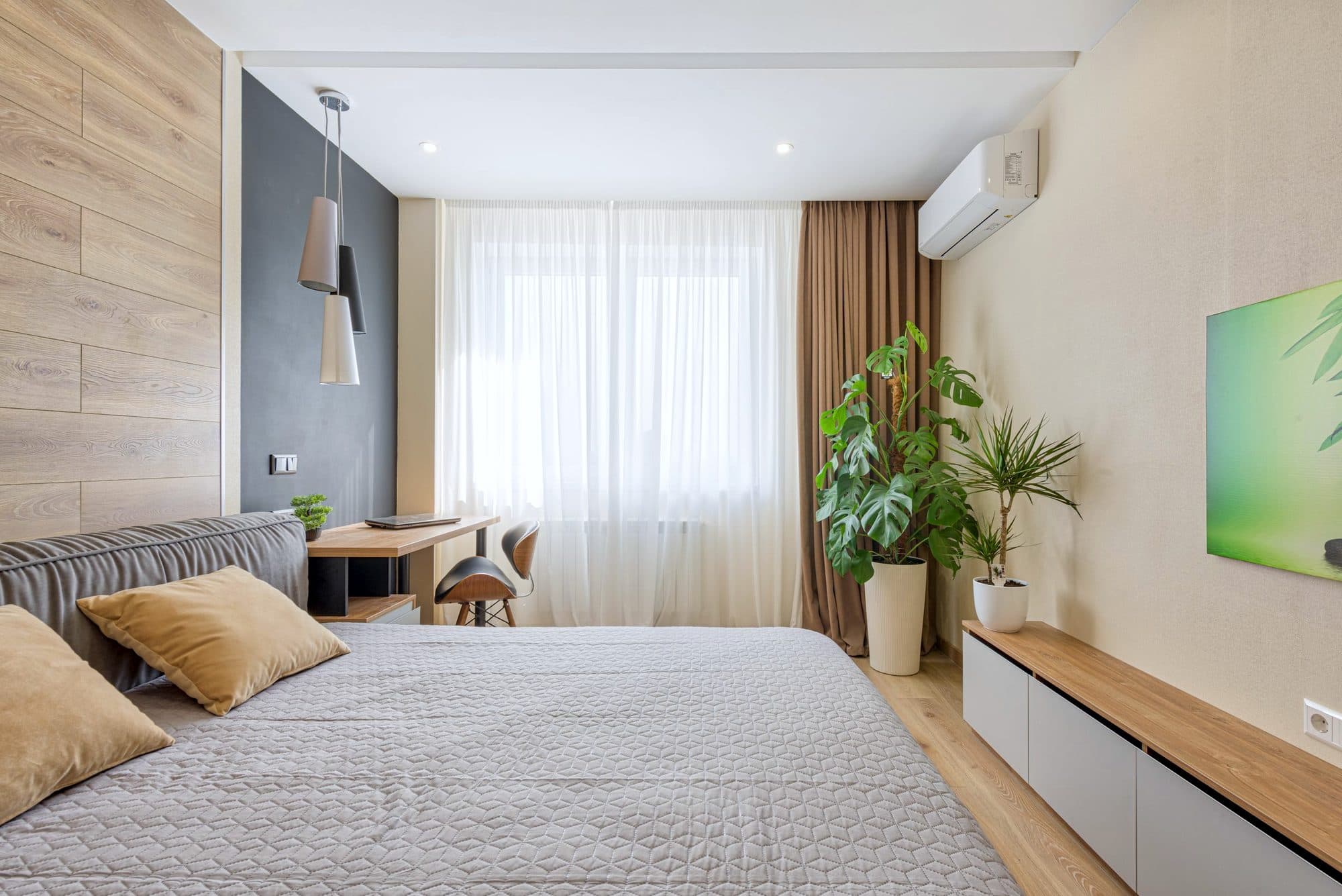 Chambre contemporaine avec unité intérieure de climatisation installée en hauteur