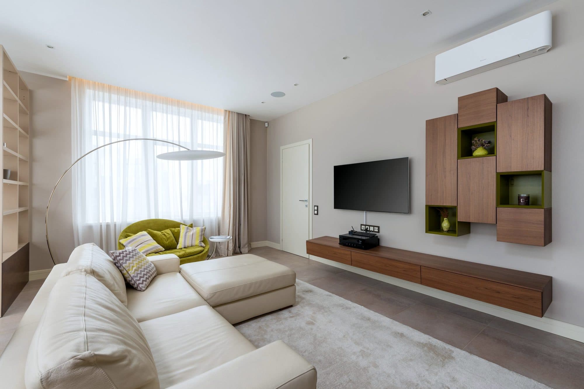 Séjour chaleureux d’un logement contemporain, baigné de lumière naturelle
